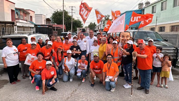 Emilio de Hoyos recorre fraccionamiento Fresnos 1 y 2