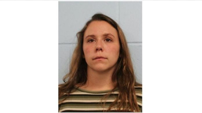 Maestra es arrestada por presunto abuso sexual a un alumno de 11 años