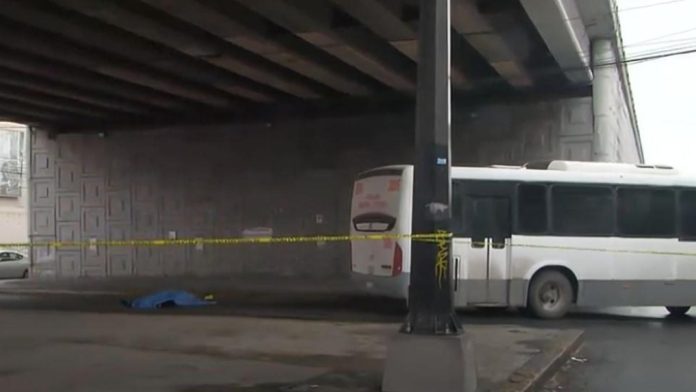Fallece mujer tras ser arrollada por un camión público
