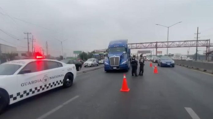 Muere chofer de tráiler en Escobedo tras ser aplastado por su carga
