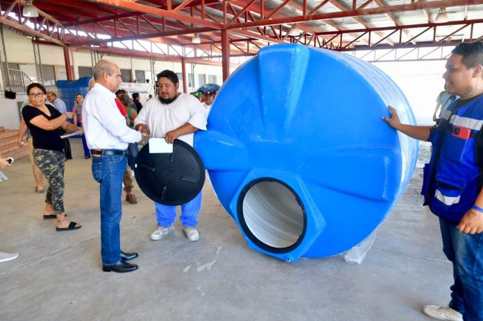El Ayuntamiento entregó 30 tinacos y cisternas.