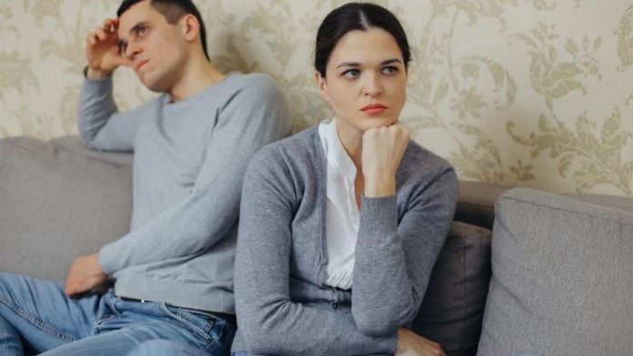 ¡Adiós, querido! Mujer le pide el divorcio a su esposo porque apesta