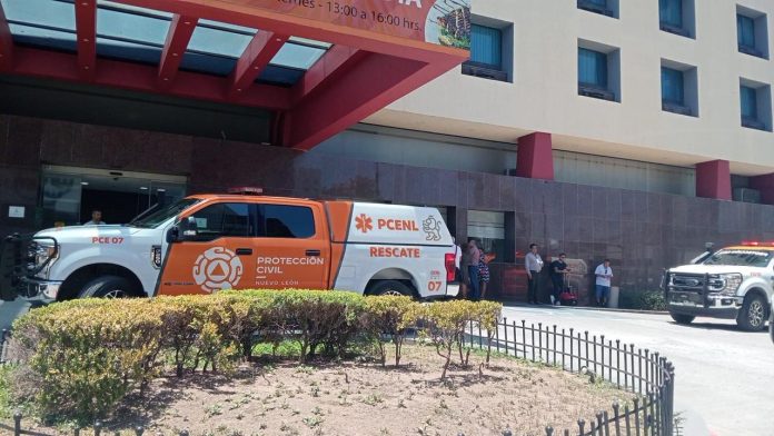 Mujer queda gravemente herida al romperse puerta de vidrio de hotel