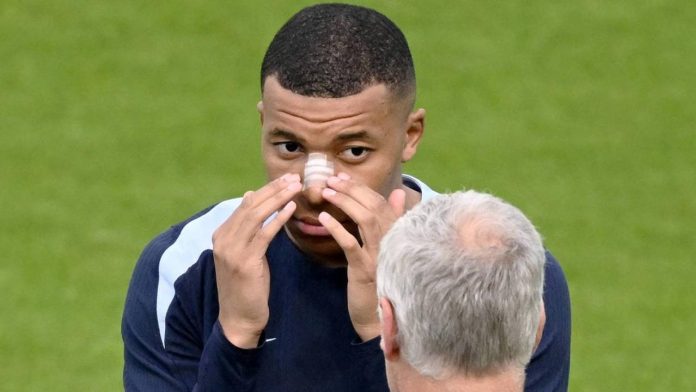 Mbappé se entrena con máscara protectora