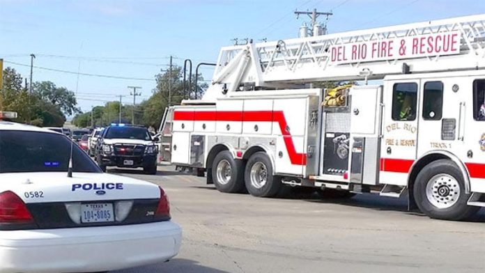 Encuentran a mujer fallecida dentro de un automóvil