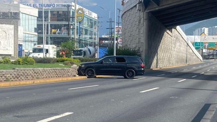Asesinan a un hombre a balazos mientras conducía en la avenida