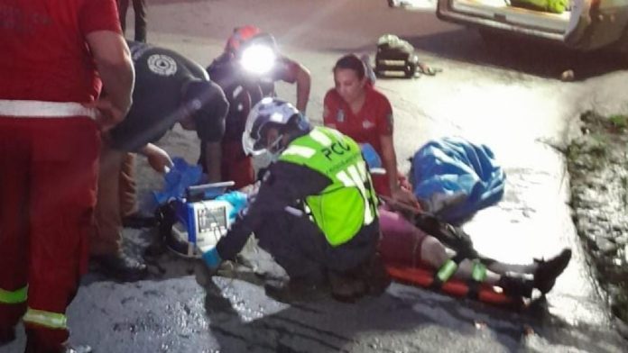 Madre e hija fallecen tras sufrir una fatal volcadura