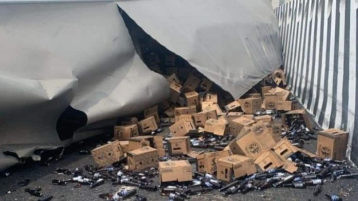 Se vuelca tráiler cargado de cerveza en la carretera a Saltillo