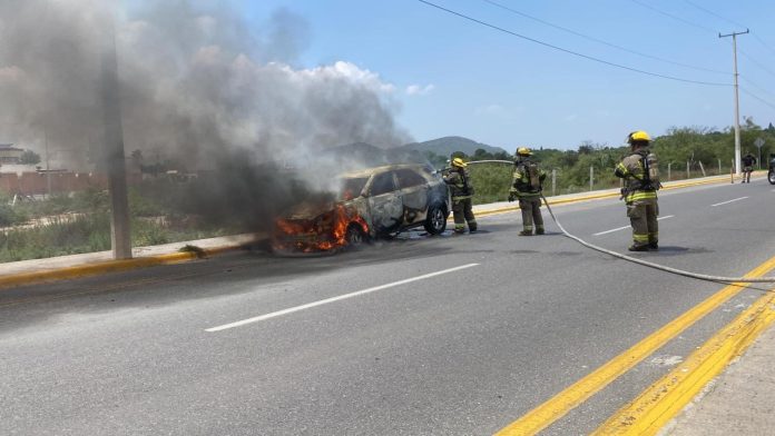 Madre rescata a sus hijos de auto en llamas en Coahuila