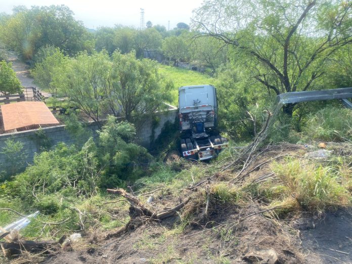 Cae tráiler por barranco en la 57