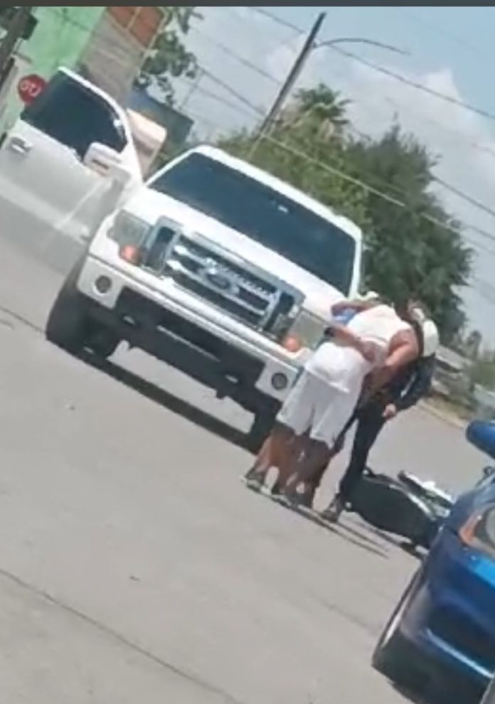 Embisten a moto mandados en Sabinas