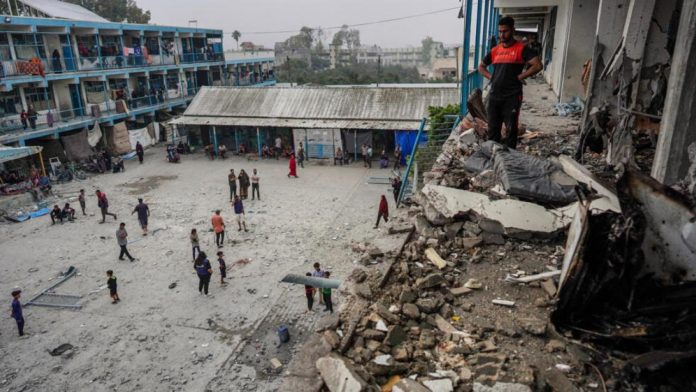 Ataque aéreo israelí en una escuela de la ONU deja decenas de refugiados muertos