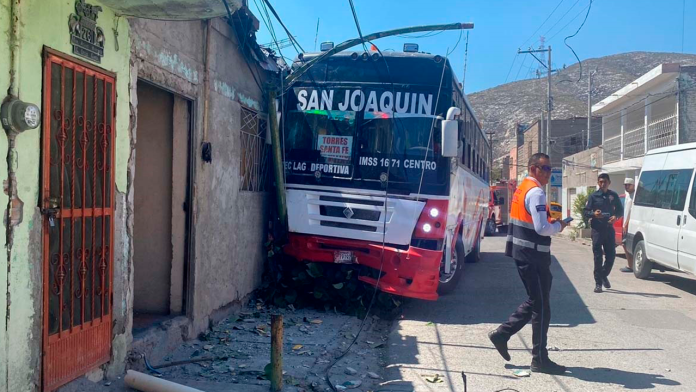 Camión de pasajeros colisiona con vivienda en Coahuila dejando varios heridos