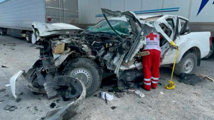 Camioneta colisiona contra tráiler en carretera de Coahuila; deja dos heridos