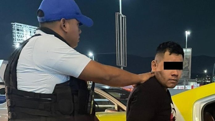 Detienen a joven por presuntamente grabar a una mujer en el baño