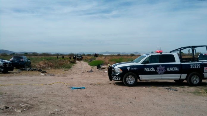 Encuentran cadáver en descomposición en un terreno baldío de Coahuila