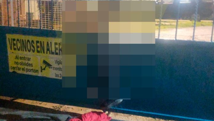 Hombre ebrio muere atrapado en el portón de su casa