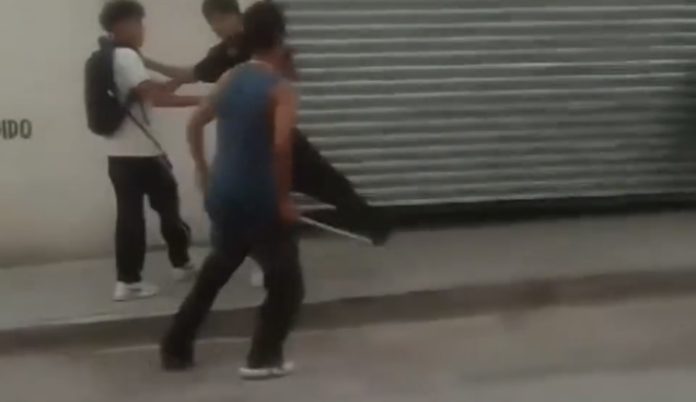 Jóvenes protagonizan fuerte pelea 