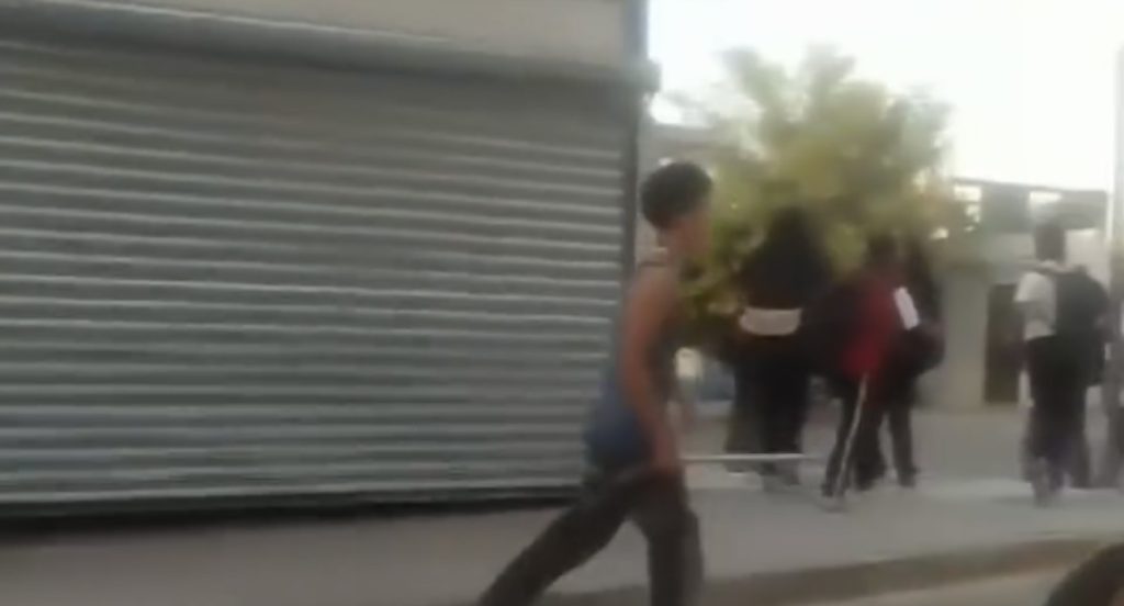 Jóvenes protagonizan fuerte pelea