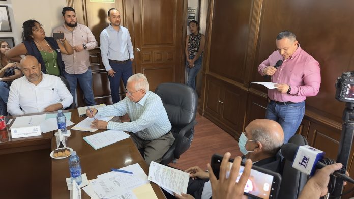 Fernando González Dodero compareció ante el Cabildo de Monclova.