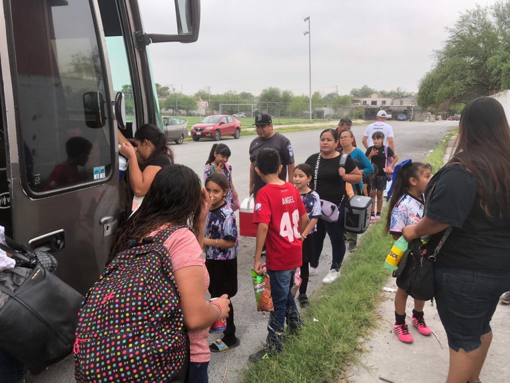 Las niñas siempre realizan el viaje acompañadas de un adulto
