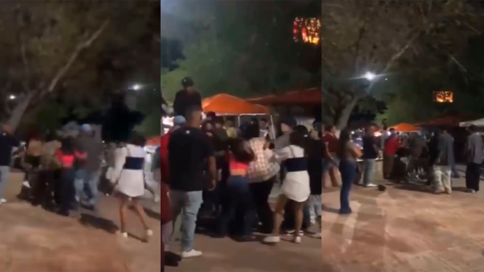 Jovencita resulta herida durante salvaje riña en plaza principal
