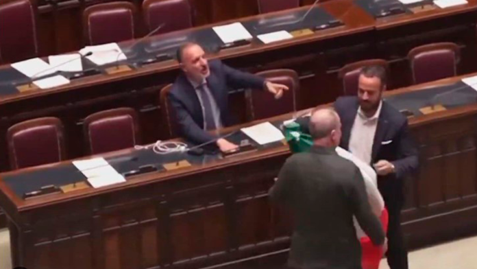 Legislador termina en el hospital tras una pelea en el Parlamento de Italia