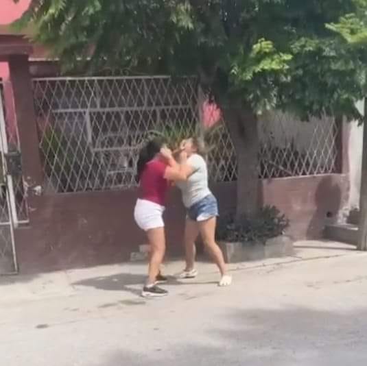 Dos mujeres se pelean por un hombre en Coahuila.
