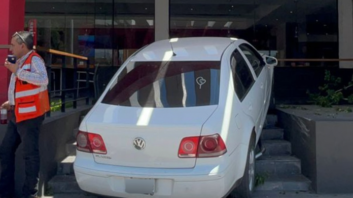 Mujer de 70 años termina dentro de restaurante tras colisionar con taxi en Coahuila