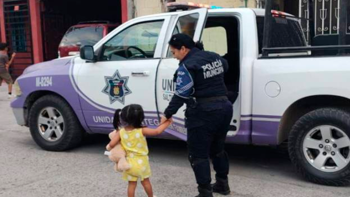 Rescatan a niña de 3 años que caminaba sola por las calles en Coahuila