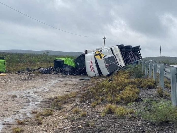 Trailer volcó en carretera 57 en la Cuesta Codornices tramo libre