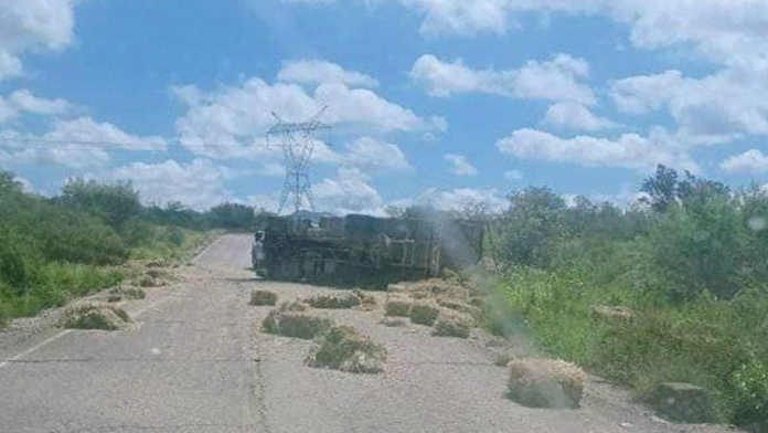 Un hombre y su hijo resultan heridos tras volcar en Coahuila