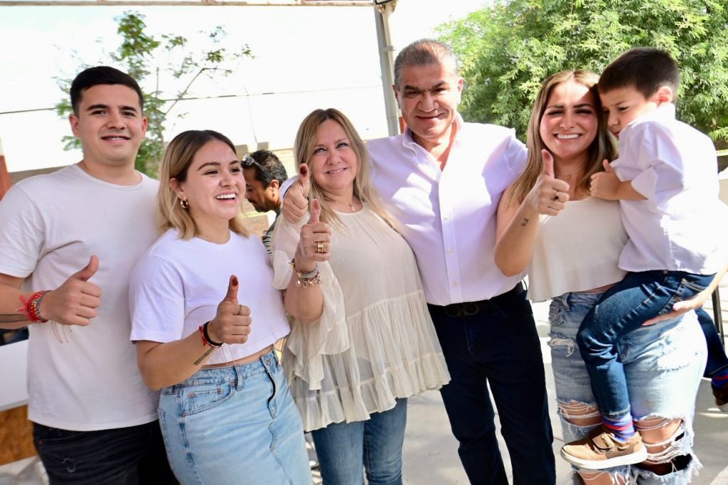 Miguel Riquelme, candidato a senador emite su voto en Torreón