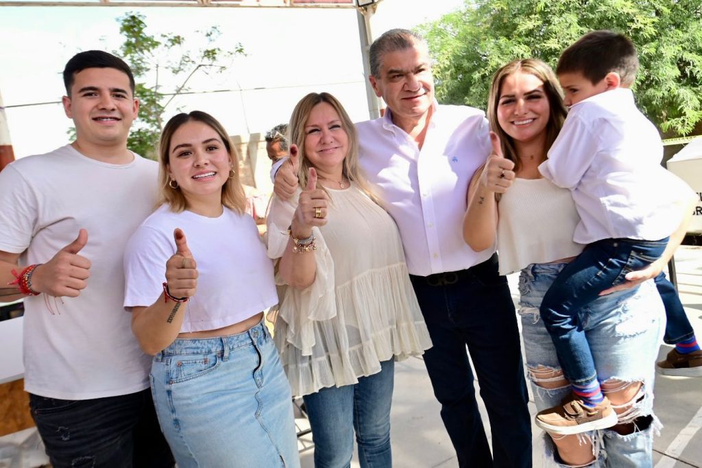 Miguel Riquelme, candidato a senador emite su voto en Torreón