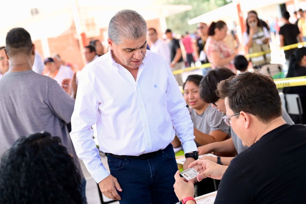 Miguel Riquelme, candidato a senador emite su voto en Torreón