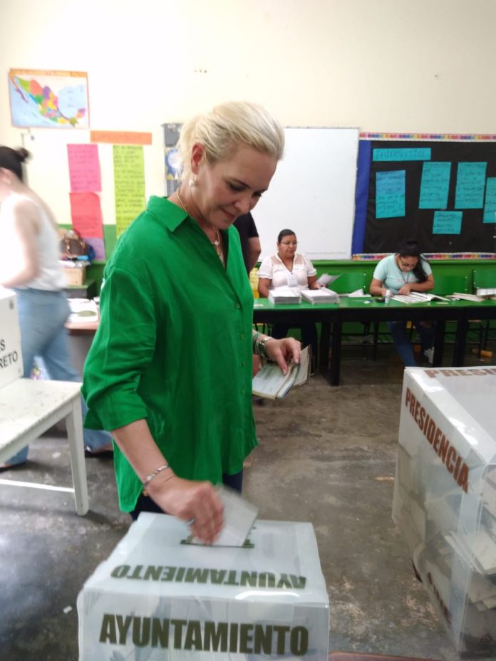 Acude Laura Jiménez a votar en Múzquiz