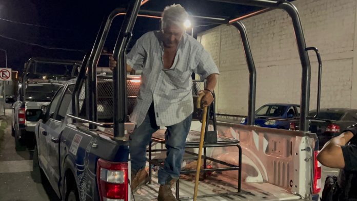 Abuelo andaba muy ebrio en la vía publica