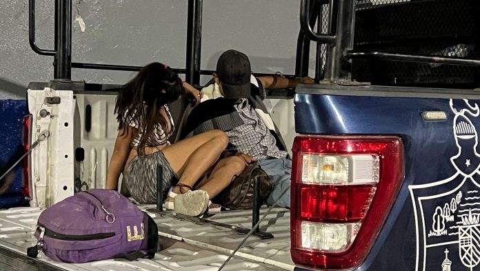 Pareja es detenida en ´el avión´ por la policía