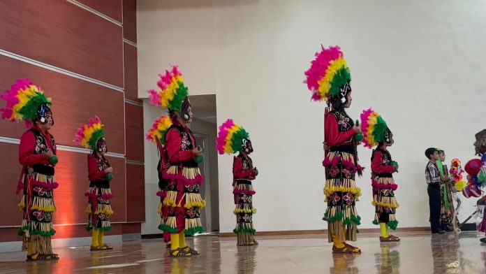 Participan alumnos en concurso de danza folclórica en Monclova