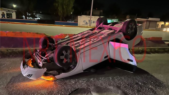 Vuelca y sale ilesa conductora de un Chevy