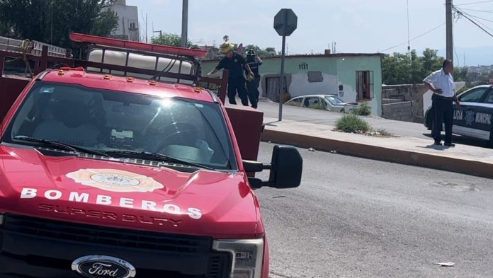 Derriba camión cables de luz y deja a vecina sin el servicio