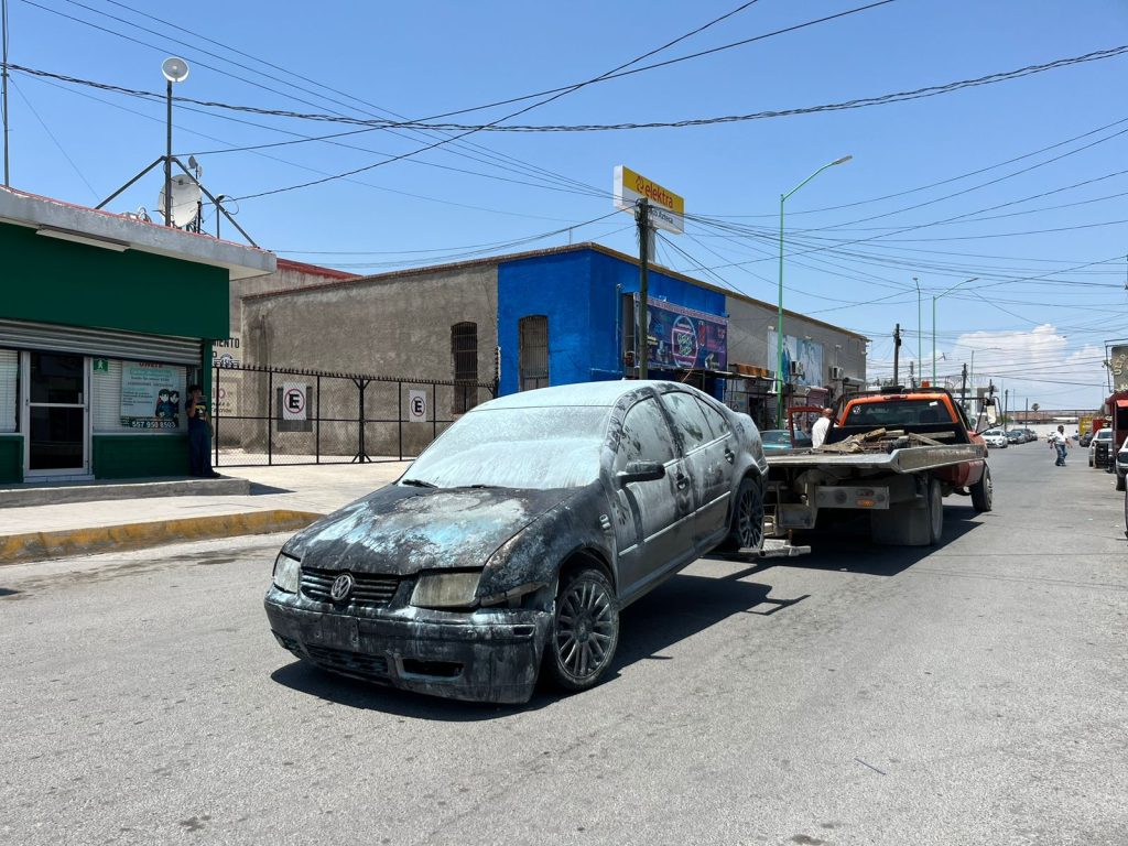 Se incendia carro en tienda departamental