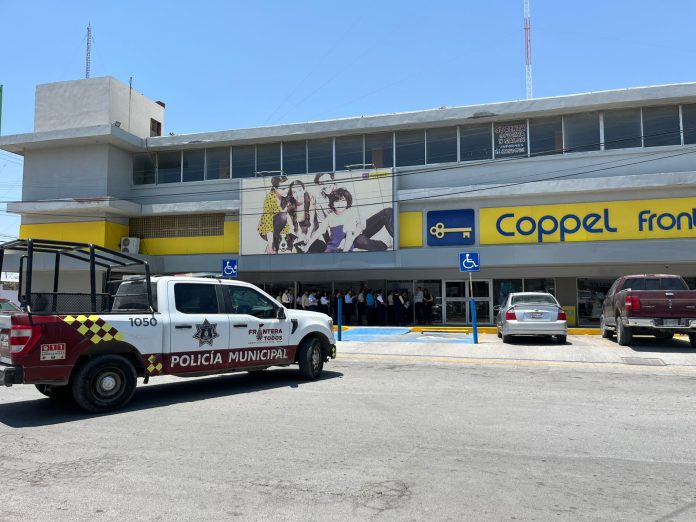 Se incendia carro en tienda departamental