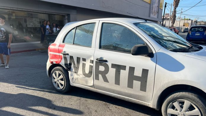 Conducía camioneta, se pasa un semáforo en rojo y chocó automóvil