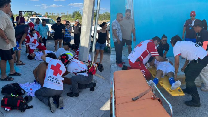 Tres jóvenes en motocicleta quedan lesionados al chocar con automóvil