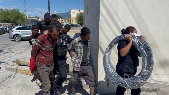 Policías pescan a 4 robando cable telefónico