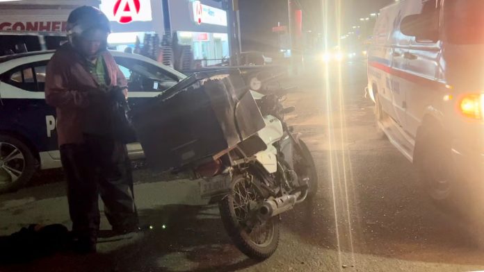 Cafre se ´vuela´ semáforo en rojo arrolla a motociclista y huye