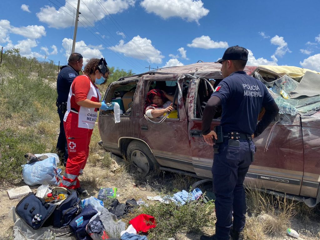Tres abuelitos heridos en volcadura sobre la 57