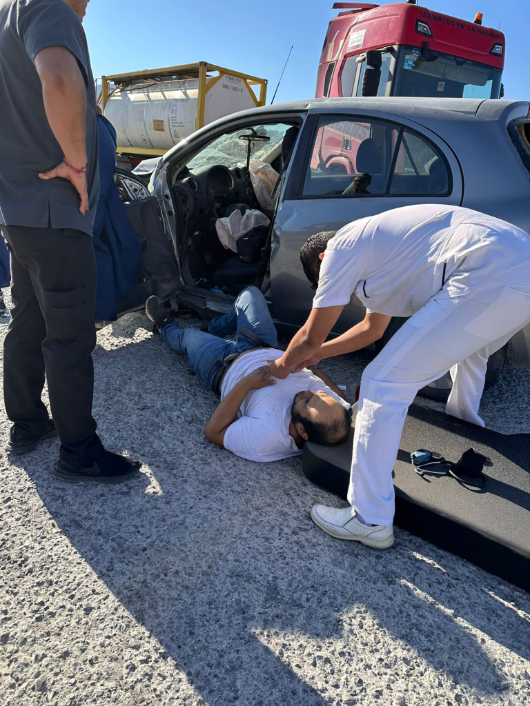 Profesor sufre aparatoso accidente en carretera de Cuatro Ciénegas Profesor sufre aparatoso accidente en carretera de Cuatro Ciénegas