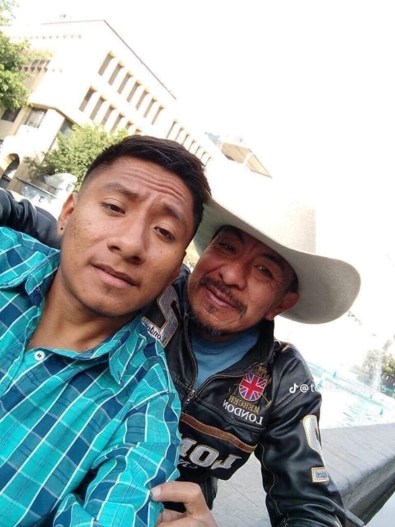Albañil y su 'chalán' se casan y conmueven en redes con su historia de amor Albañil y su 'chalán' se casan y conmueven en redes con su historia de amor